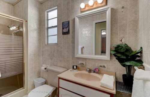 Shark Shack large house minutes to the beach - Photo 14