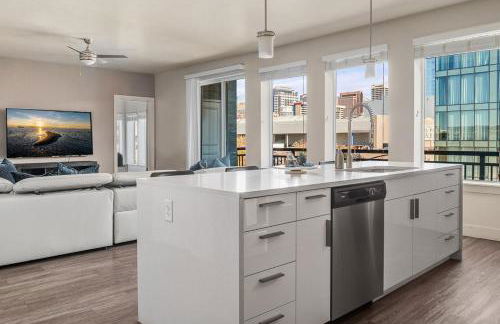 Gorgeous 2BD 2BA Pool,Gym,Htub near Convention Ctr - Foto 17