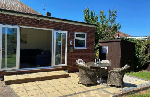 BeRo Bungalow with a hot tub & a large garden! - Foto 31