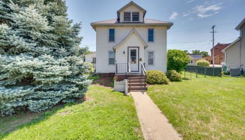 Cozy Iowa Getaway with Patio and Fenced-In Yard! - Foto 1