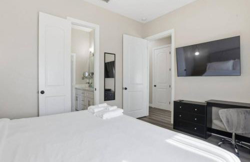 O30A Single-Story 2BR Townhome w King Beds, Workspace, Yard - Foto 14