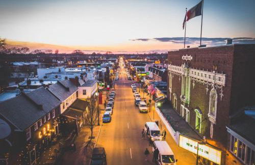 The Great Pink Lady with Huge Wrap Around Porch! - Foto 26