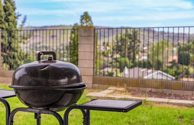 Serene Retreat & Modern Comforts in Rowland Heights - Foto 69