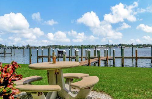 Cheerful Pelican on Anna Maria Island - Photo 43