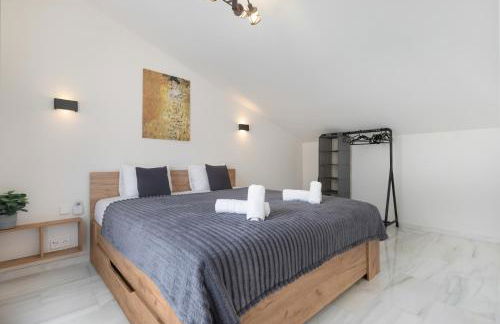 Luxurious And Modern Family Home - Photo 14