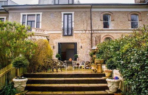 Perfect Retreat in Luxury & Historical Manor House - Photo 2