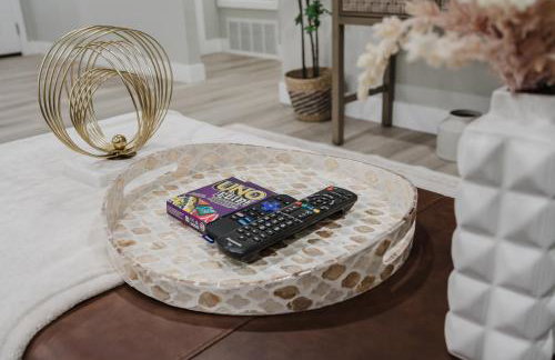 Entire Private Home with 3 Bedrooms 2 Bathrooms, Hot Tub, Garage, King Bed, Available Now - Foto 51