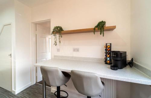 Cosy 3-Bed House With Parking, 5 Mins to QE & Uni - Photo 28