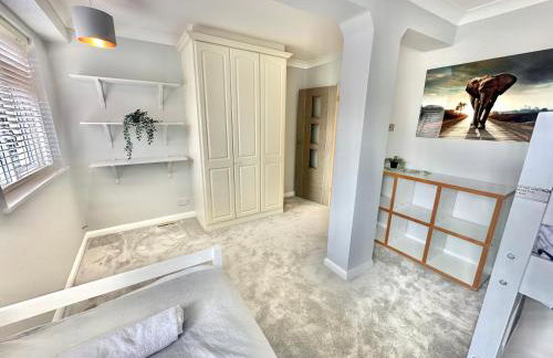 5 Bed House - Pool - Hot Tub - Sauna - Pool Table - Near New Forest and Beach - Sleeps 12 - Photo 18