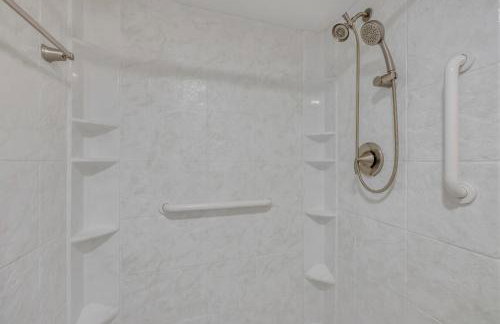 New Listing! Dog-friendly direct oceanfront with private balcony and heated rooftop pool - Foto 31