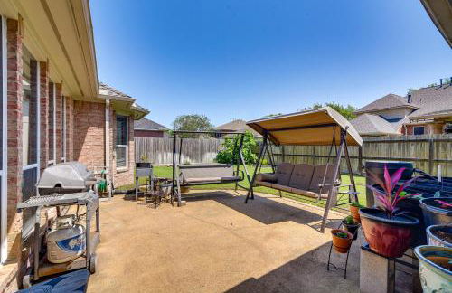 Patio, BBQ and Yard Family Retreat in Pearland - Photo 2