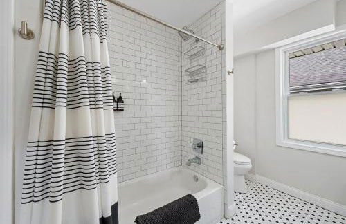 Cozy escape with Hot Tub, ideal for family & friends - Photo 11