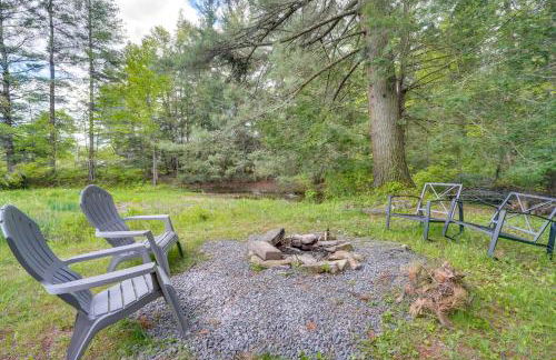 Pocono Couples Getaway! Cute Cabin on 8 Acres - Foto 2