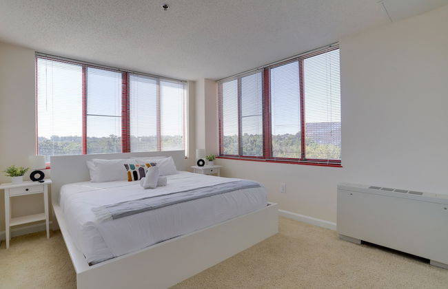 Gorgeous Apt with Rooftop City View - Photo 13