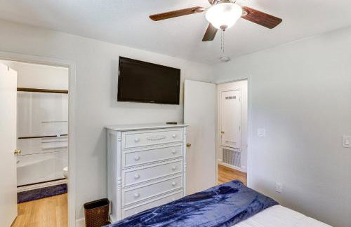 Near Woodland Lake Park Home with Fire Pit! - Foto 13