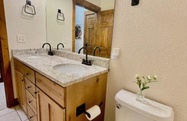 2 BR Basecamp Bliss at Kicking Horse Near Ski Hill - Foto 25