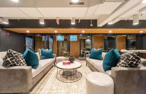 The Sutton - Elevated Minimalist Escape with Free Parking and Metro - Foto 18