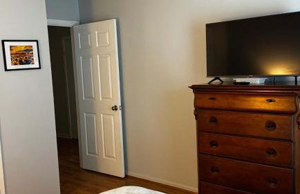 Stylish 4BR Retreat in Cypress - King Bed -Fireplace -Outdoor Patio - TVs in 4 Rooms - Foto 35