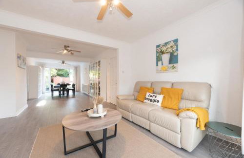 4 Bedroom Family Home In South East London - Photo 2