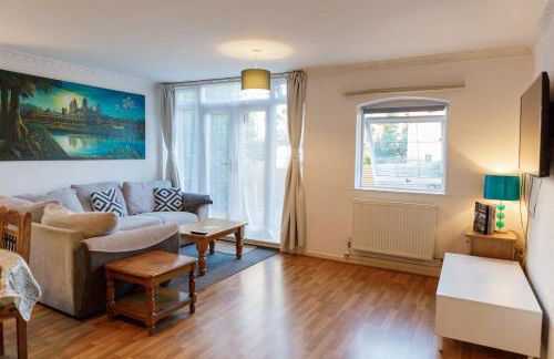 5 Bed Townhouse with Garden & Parking by BrumStay UK - Foto 1