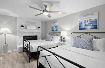 Lakefront Home w Pool, Dock, Fire Pit & Game Room Sip, Sip Away by Avantstay - Foto 12