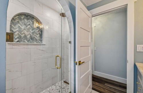 Luxury heated-pool home blocks from the beach - Foto 25