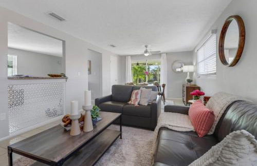 Little Beach House w/ POOL&SPA - 5 minutes to Vanderbilt Beach (Pet Friendly) - Photo 24