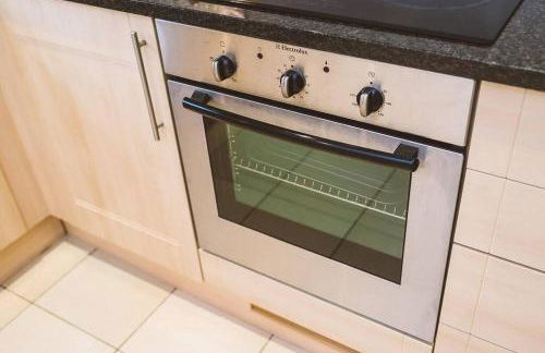 ! LARGE ! Apartment Central Leatherhead Sleeps 6! - Foto 2