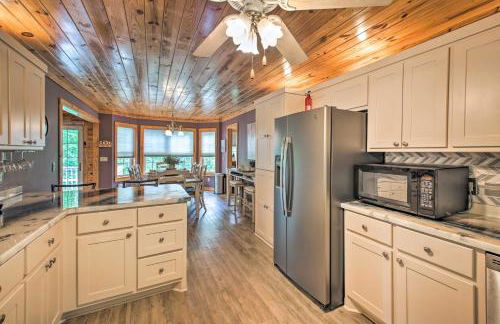 Kayaks and Boat Dock Lakeside Hot Springs Retreat - Foto 9