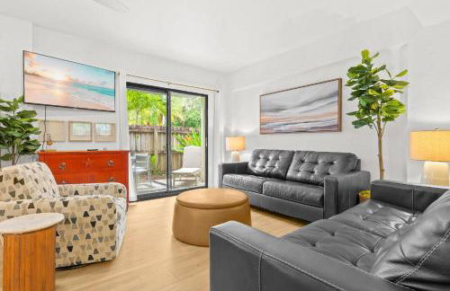 Newly remodeled 8-steps to sand path of Beach! - Foto 1