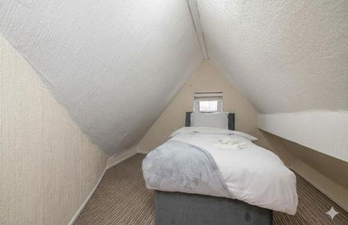 Spacious 6BR Family & Group Home Garden & Parking Sleeps 10 - Foto 13