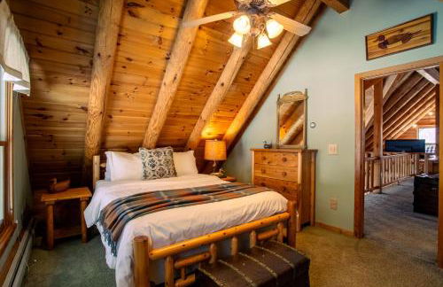 Poconos True Log Cabin with Sauna, Movie Theather, Hot Tub & Fire Pit! - Foto 32