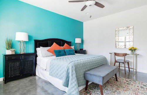 Explore the River Walk from Artsy Designer Retro Chic Home - Foto 6