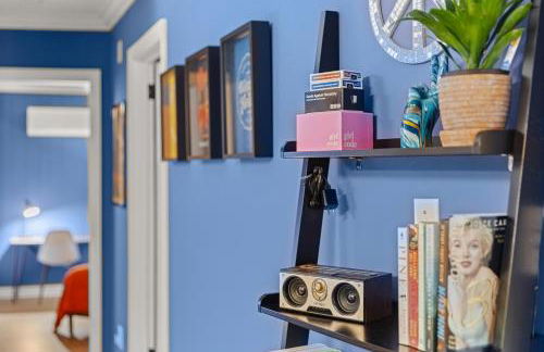 Fun & Funky Asheville Home with Pool Table, Darts - Foto 11