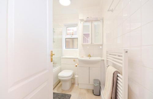 Princes Esplanade-Beachfront House with Balcony a stone throw from Gurnard Beach - Foto 28