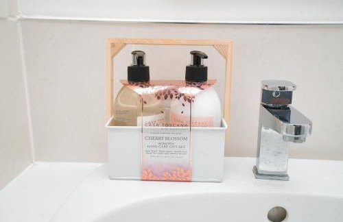 Milton Keynes new 5-Bedrooms 14guests Contractor family holiday Free Parking - Foto 67