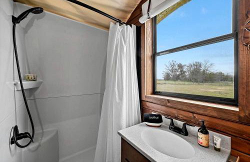 Texas Glamping near Murchison: Charming Wagon Rental Perfect for a Romantic Getaway - Foto 17