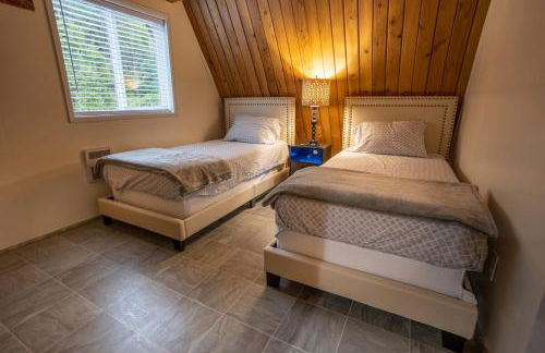 Mt Rainier!Best place to stay with family and friends! Sleeps10!4B 2B Home! Hottub!PondView!Paradise! - Foto 23