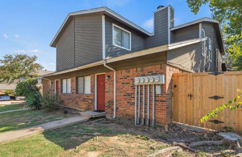 Alder Stay 3BD Townhome in Heart of Arlington - Foto 22