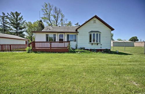 3 Mi to Lake Michigan Access Sawyer Home with Patio - Foto 1