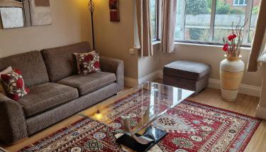 Hereford City - Goldcrest House - 4 Bedroom House With Parking, Located Very Close To City Centre & River Wye - Sleeps Up To 6 Guests - Hosted by RENTMYHOUSE - Foto 2