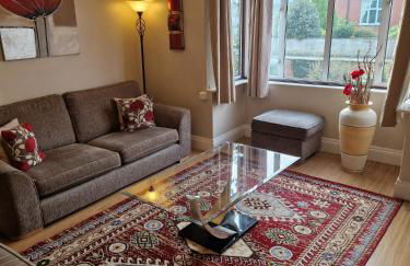 Hereford City - Goldcrest House - 4 Bedroom House With Parking, Located Very Close To City Centre & River Wye - Sleeps Up To 6 Guests - Hosted by RENTMYHOUSE - Photo 2