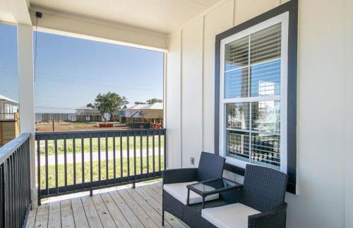 Steps Away from Cruisin' the Coast , Gulfport 2BR, Game Room, and Free Parking - Foto 25