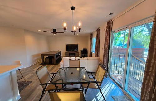 Lakefront Retreat • Private Yard + Fireplace - Foto 3