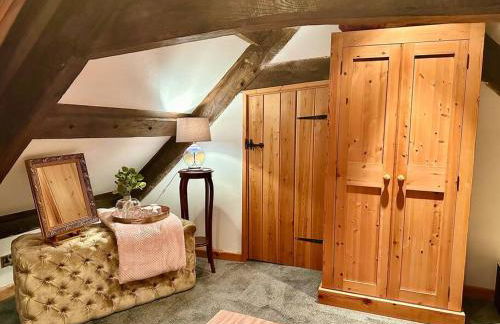 16th Century Farm House,6 Beds,5 BATHROOMS,SLEEPS 15,BBQ,HOT TUB,CINEMA ROOM WITH SURROUND SOUND,With Cymru Holidays - Foto 41