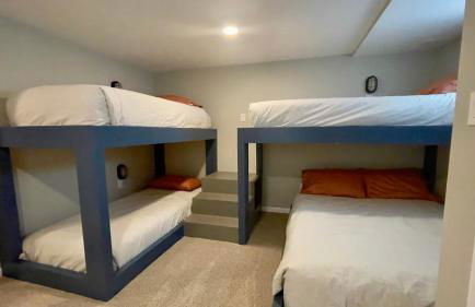 Near downtown with hot tub sleeps seven - Foto 10