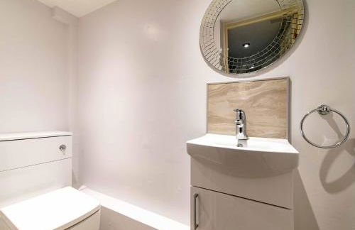 St Johns, Wakefield - Self check in & free parking - Foto 4