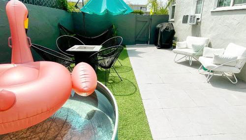 Crown Point Home w/ Cowboy Pool 2 Blocks to Bay - Foto 5, sunbed, Garden view