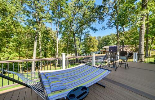 Lakefront Gilbertville Haven with Private Boat Dock! - Foto 26