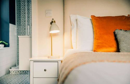 Modern Central 2 Bed Apartment with Parking - Photo 25